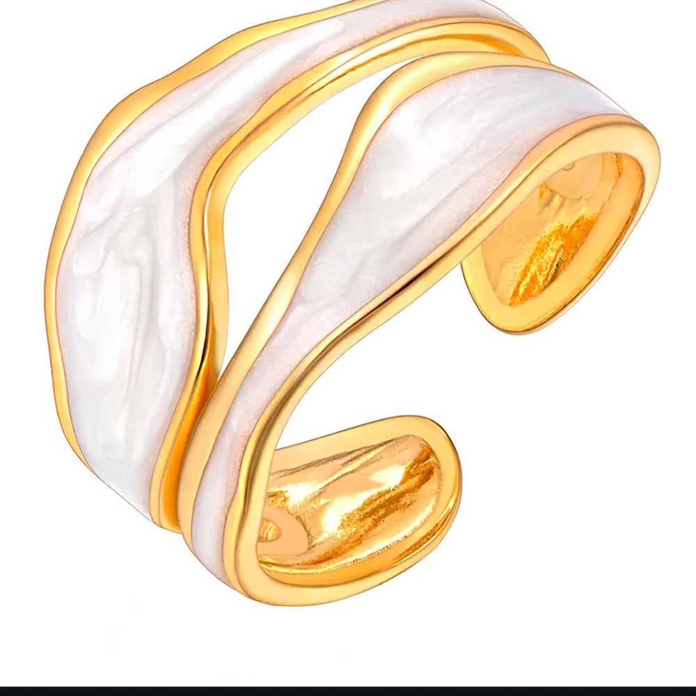 Elegant Gold and White Wave Ring